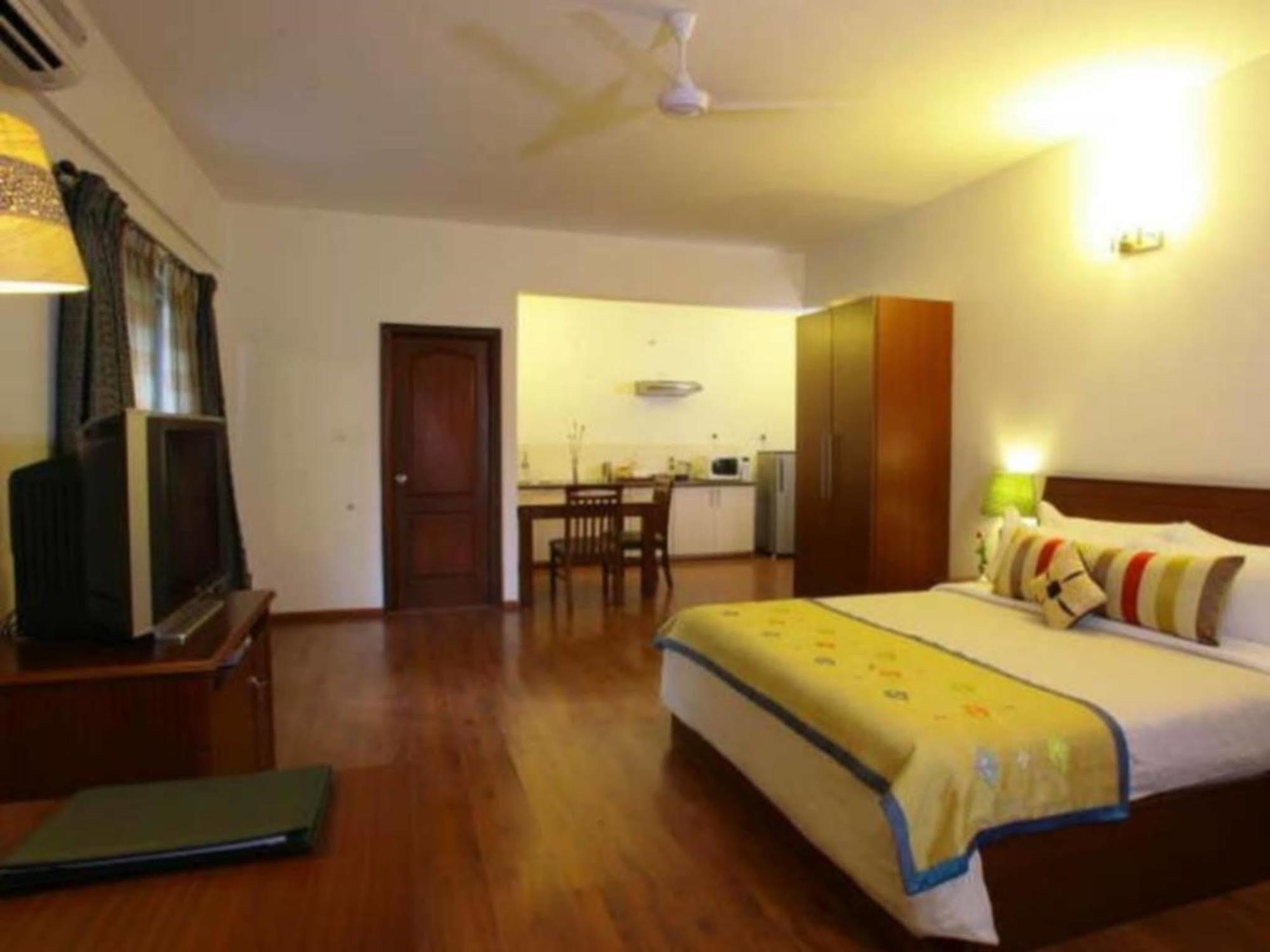 Justa Off Mg Road Hotel Bengaluru Kültér fotó